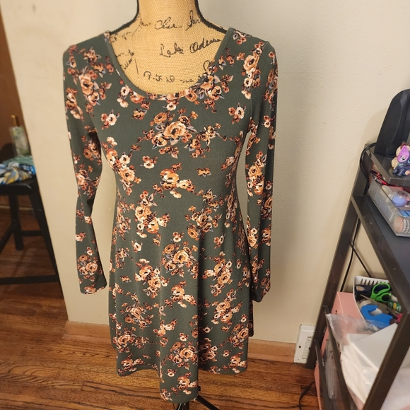 Forever 21 Floral Dark Green Boho Long Sleeve Scoop Neck Swing Dress Siz… - Picture 1 of 6